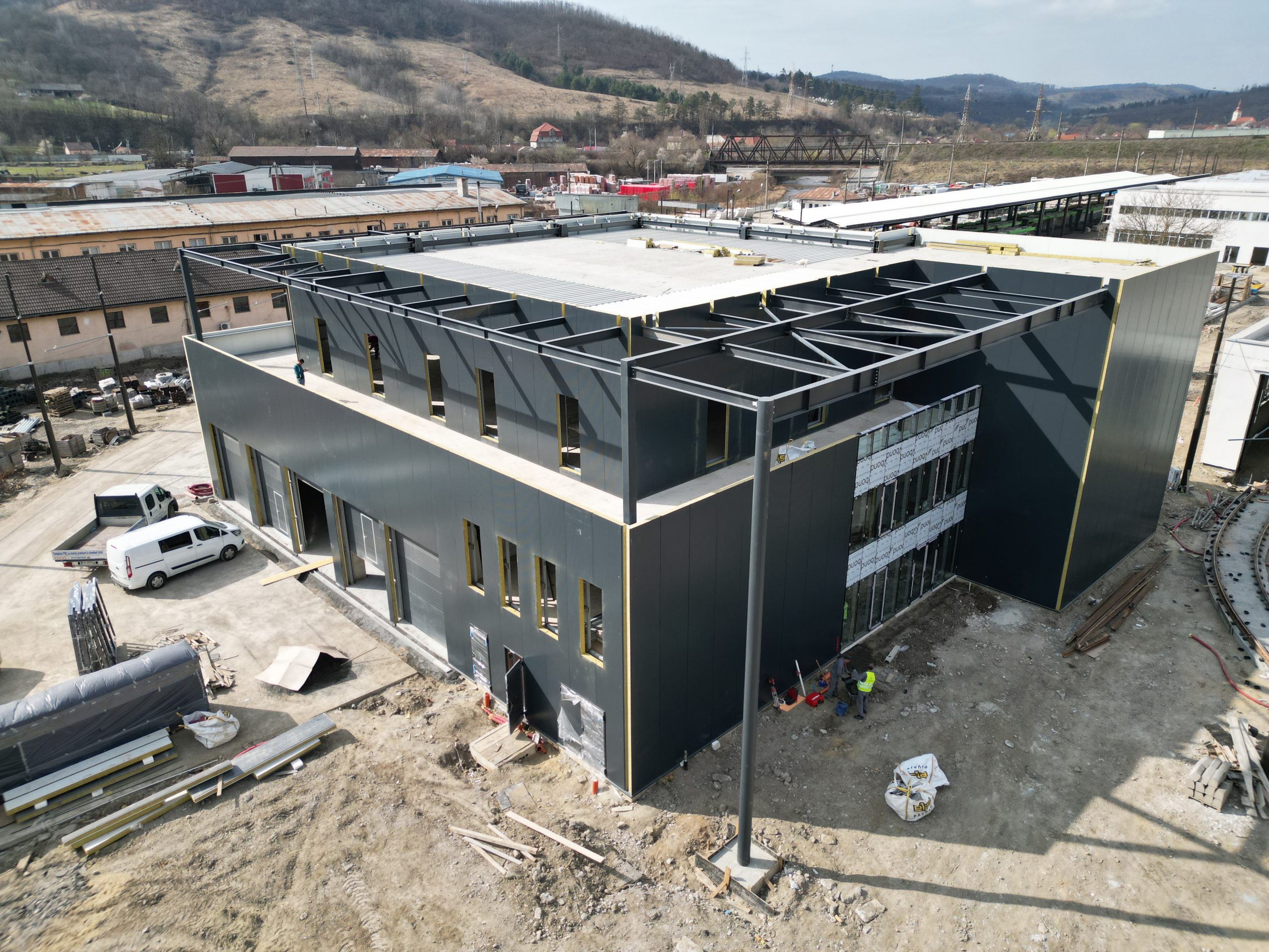 Placare hală cu panouri sandwich